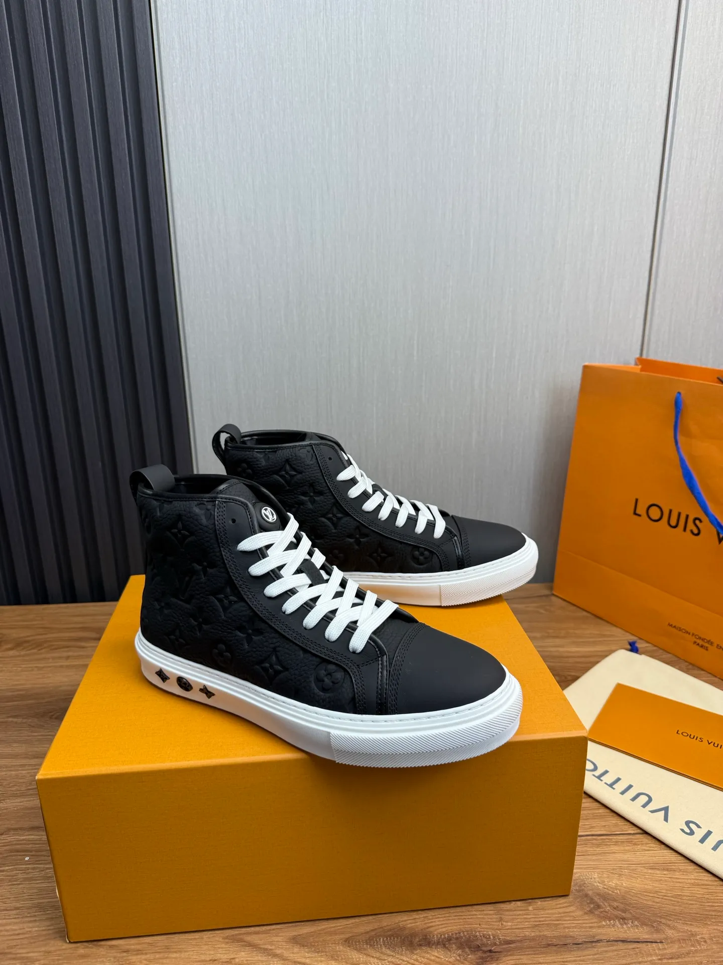 Men's shoes 💰840💰 LOUIS VUITTON [Luden Yiwei] The new trendy Lv is on the market 🎁, casual and fashionable men's shoes 👟 1:1 shipment ⬆️The upper is made of imported cowhide + cowhide mesh lining, the original wear-resistant rubber outsole, the version is simple and elegant, exclusive for trendy men. 38-45 (38.45 is non-refundable if made to order)